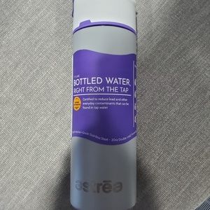 Filtering water bottle